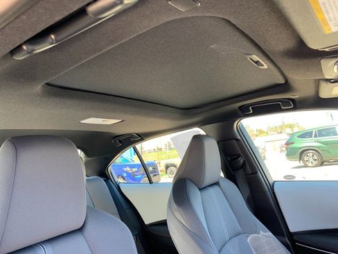 Used 2025 Toyota Corolla SE w/ SE Premium Package image 18