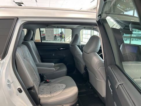 Used 2023 Toyota Highlander Bronze Edition image 18