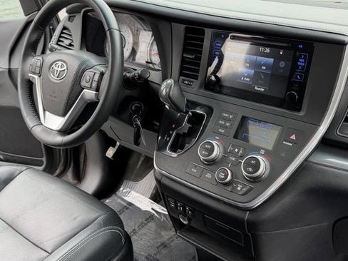 Used 2016 Toyota Sienna SE Premium image 7