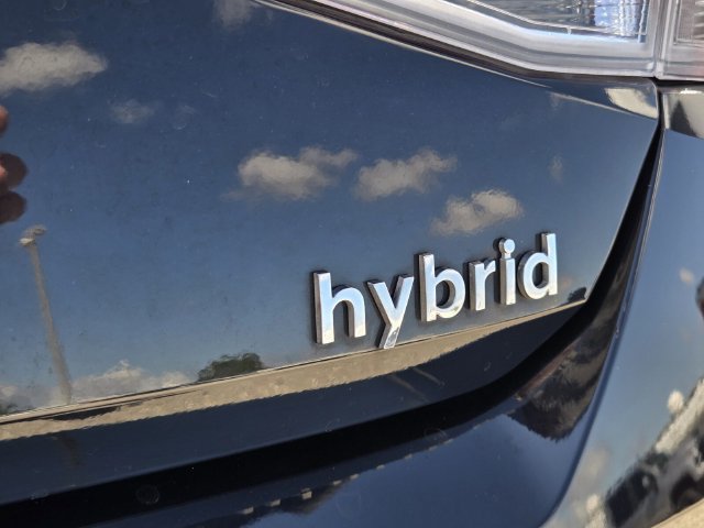 Used 2023 Hyundai Elantra Limited w/ Preferred Accessory Package FWD image 5