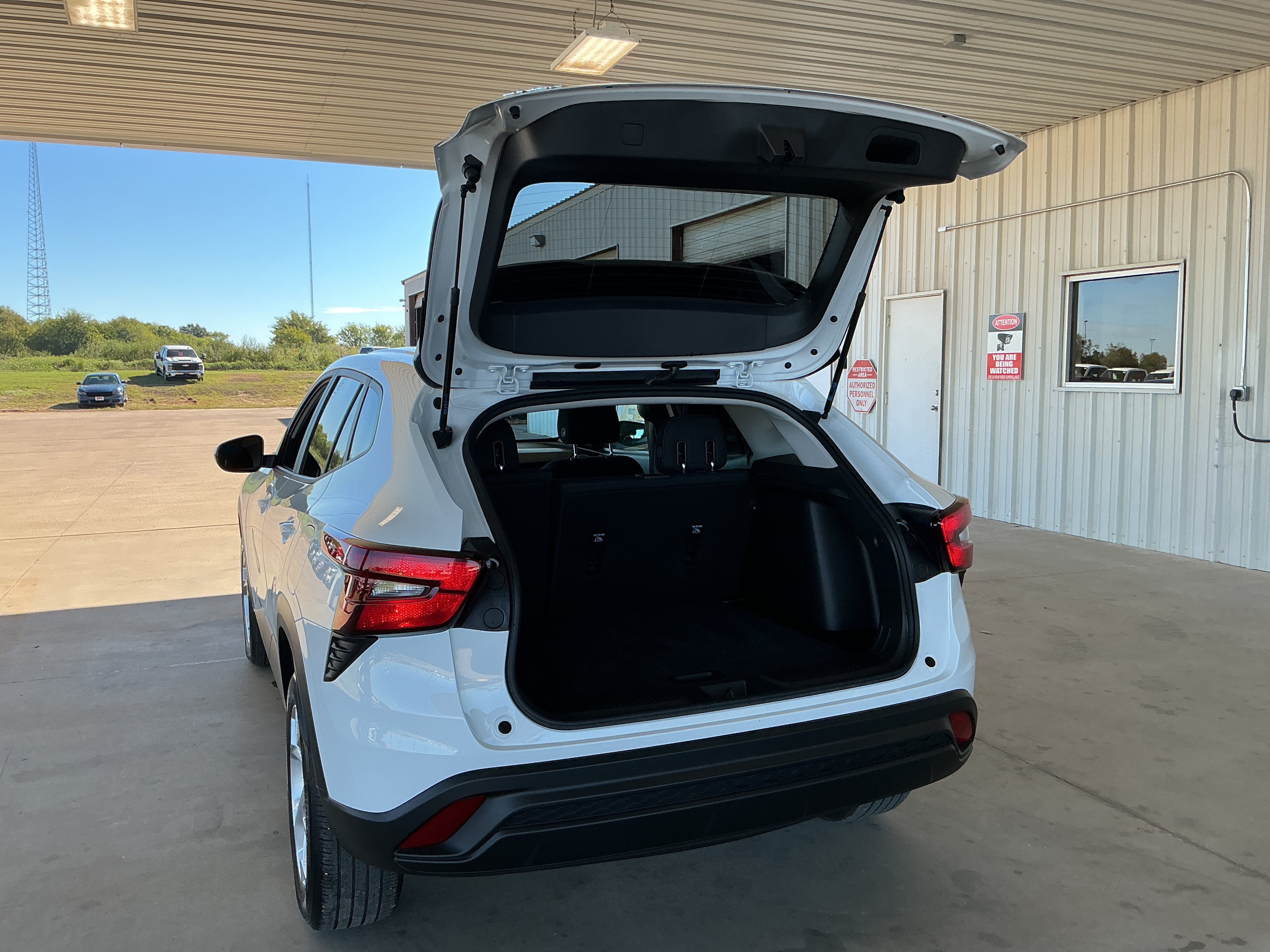 Used 2025 Chevrolet Trax LS w/ LS Convenience Package FWD image 13