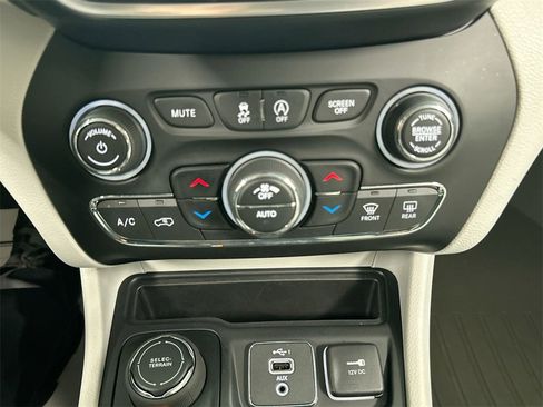 Used 2021 Jeep Cherokee Limited image 16