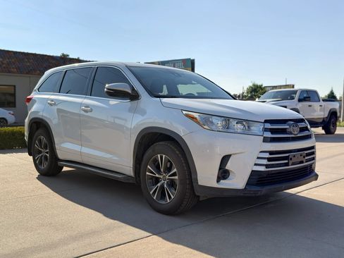 Used 2018 Toyota Highlander LE FWD image 1