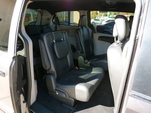 Used 2017 Dodge Grand Caravan SXT FWD image 12