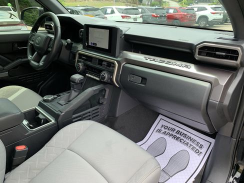 Used 2025 Toyota Tacoma SR5 AWD/4WD image 36