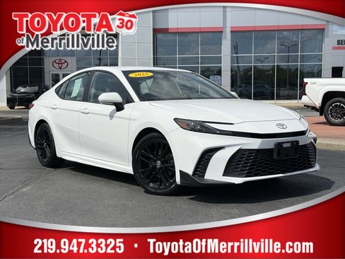 Certified 2025 Toyota Camry SE FWD image 1