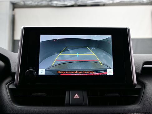 Used 2025 Toyota RAV4 XLE AWD/4WD image 18