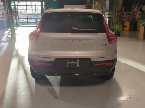 Used 2025 Volvo XC40 B5 Plus image 9