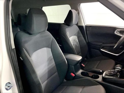 Certified 2025 Kia Soul LX w/ LX Technology Package FWD image 7