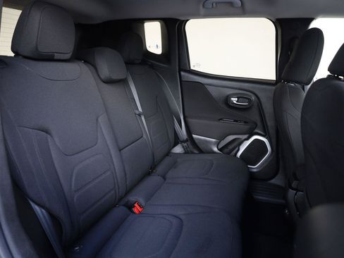Used 2018 Jeep Renegade Latitude w/ UConnect 8.4 Nav Group FWD image 19