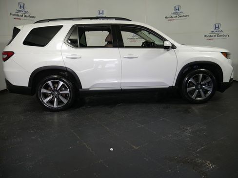 Used 2025 Honda Pilot Elite image 3