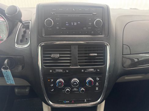 Used 2013 Dodge Grand Caravan SXT w/ UConnect Hands-Free Group image 16