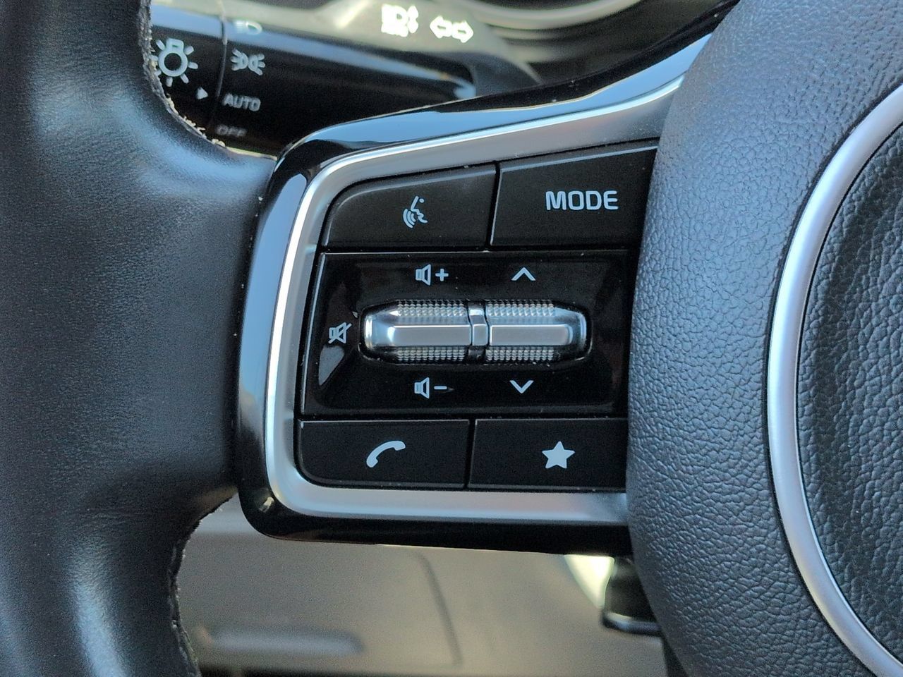 Used 2023 Kia Carnival LX FWD image 25