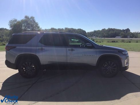 Used 2023 Chevrolet Traverse RS image 2