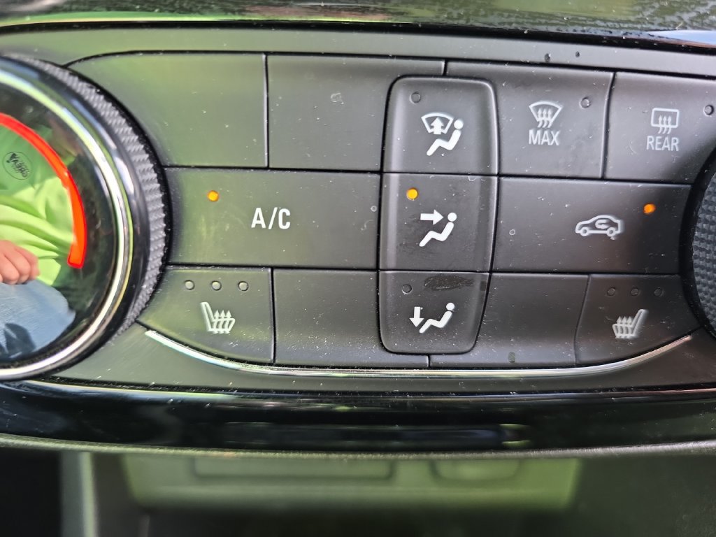 Used 2020 Buick Encore GX Preferred w/ Cold Weather Comfort Package AWD/4WD image 28