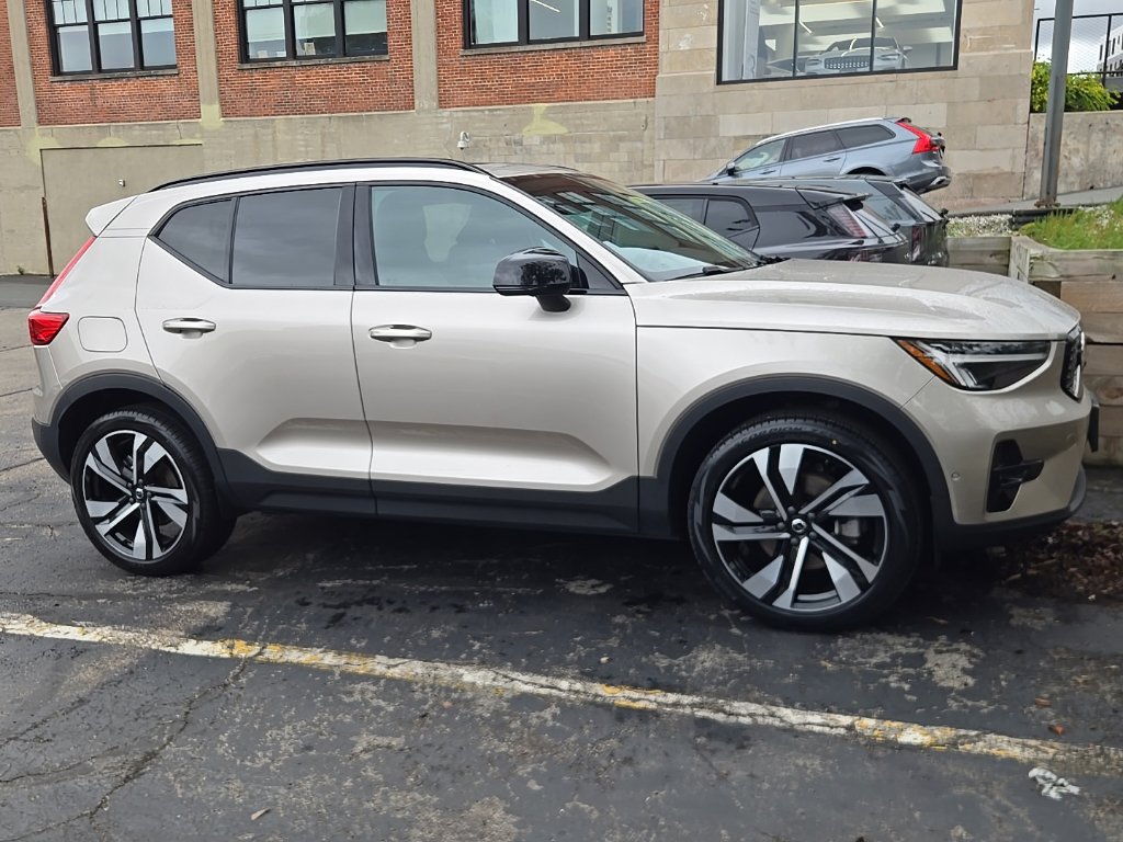 Certified 2024 Volvo XC40 B5 Plus w/ Climate Package AWD/4WD image 7