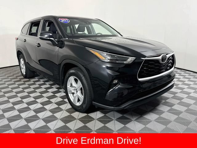 Used 2022 Toyota Highlander LE FWD image 1
