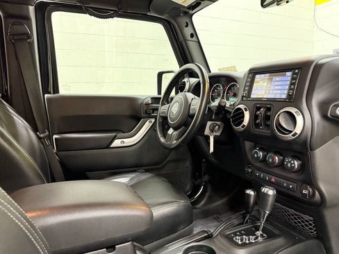 Used 2018 Jeep Wrangler Unlimited Rubicon w/ Connectivity Group AWD/4WD image 35