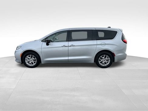 Used 2024 Chrysler Pacifica Touring-L image 4