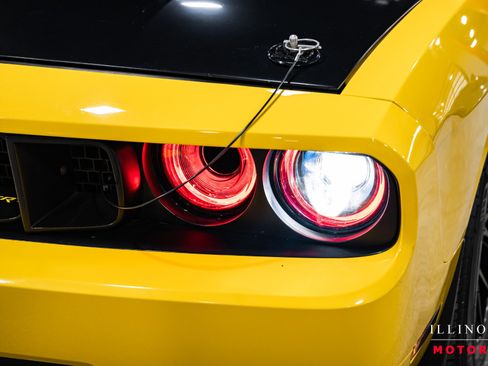 Used 2010 Dodge Challenger SRT8 w/ Special Edition Group image 10