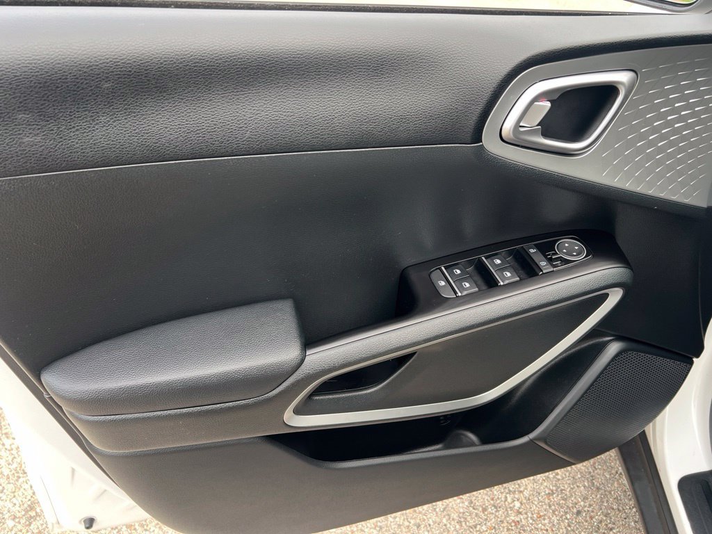 Certified 2023 Kia Soul S FWD image 7