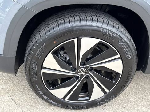 Used 2024 Volkswagen Taos SE w/ Panoramic Sunroof Package AWD/4WD image 13