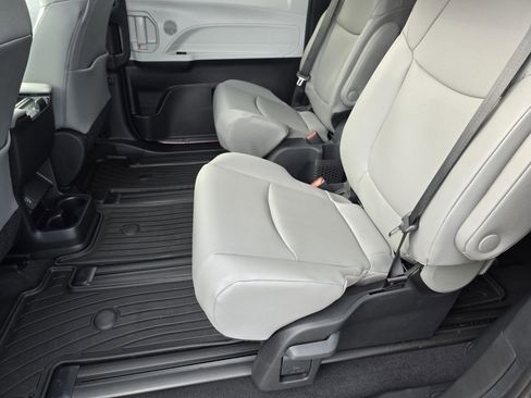 New 2026 Toyota Sienna XLE image 27
