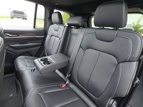 New 2025 Jeep Grand Cherokee Limited w/ Black Appearance Package AWD/4WD image 18