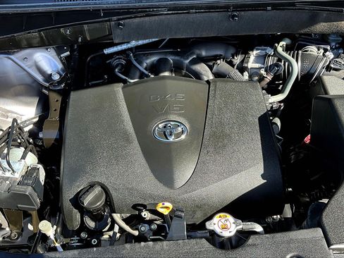 Used 2018 Toyota Highlander LE image 31