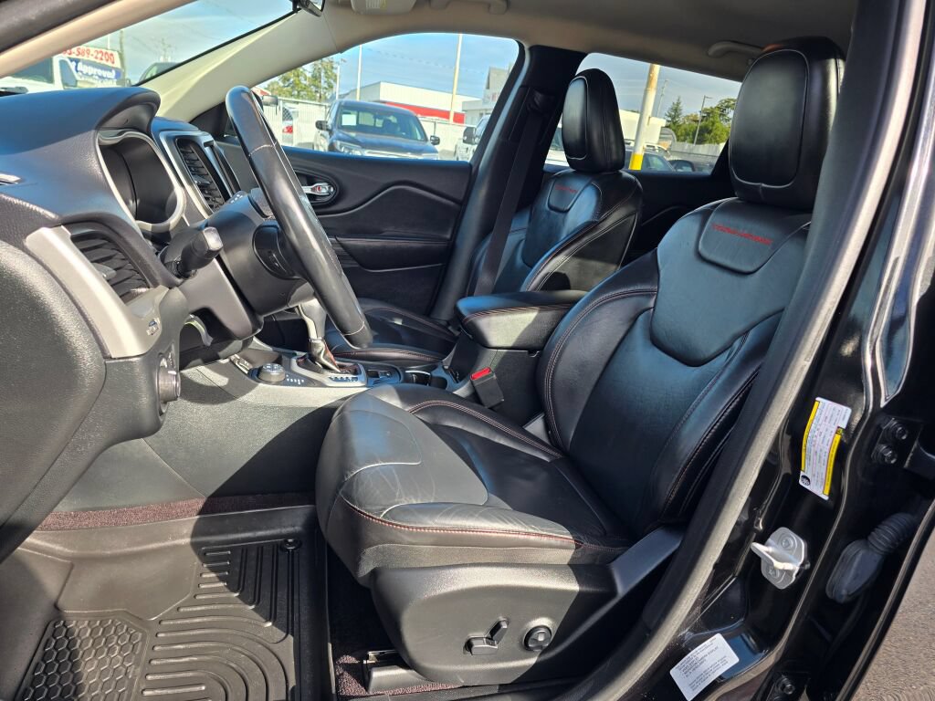 Used 2016 Jeep Cherokee Trailhawk w/ Leather Interior Group AWD/4WD image 16