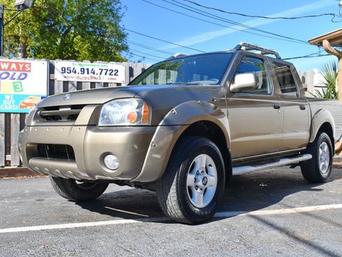 Used 2001 Nissan Frontier SE image 2