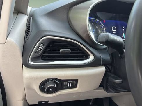 Used 2024 Chrysler Pacifica Touring-L FWD image 21
