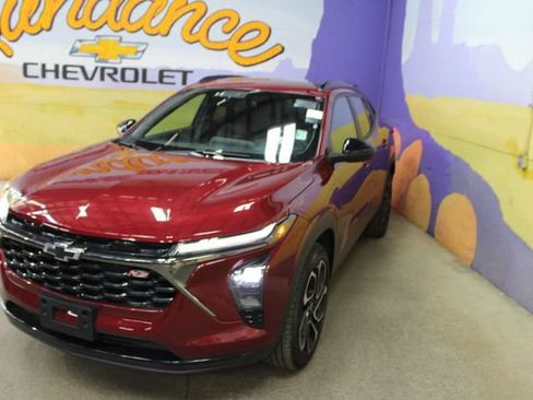 Used 2025 Chevrolet Trax RS w/ Sunroof Package FWD image 4