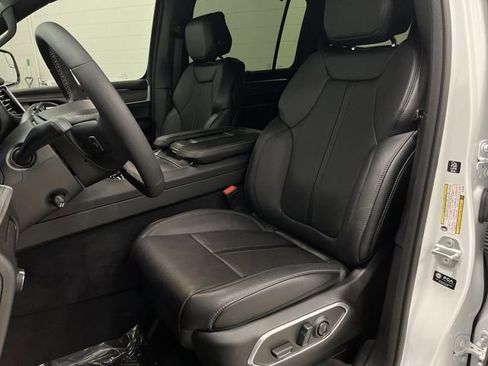 Used 2024 Jeep Wagoneer Series III w/ Convenience Group I image 4