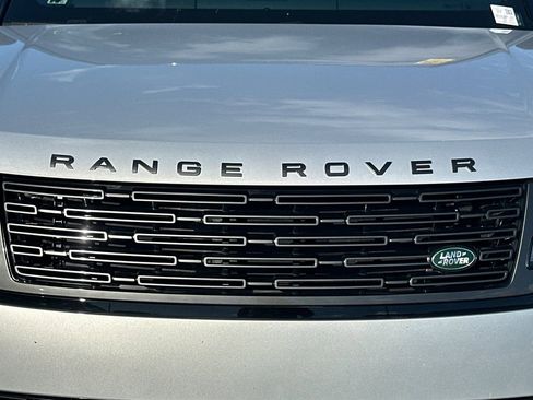 Used 2025 Land Rover Range Rover SE image 12
