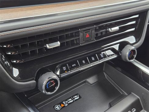 Used 2025 Chevrolet Suburban High Country image 18