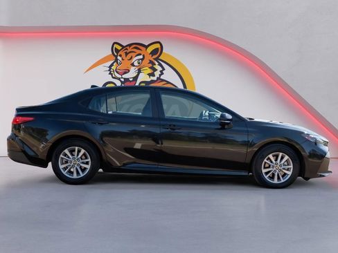 Used 2025 Toyota Camry LE image 4