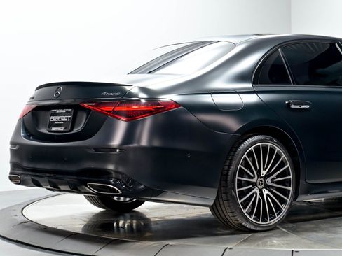 Used 2022 Mercedes-Benz S 580 4MATIC Sedan w/ AMG Line Package image 17