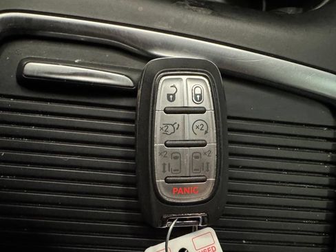 Used 2023 Chrysler Pacifica Touring-L FWD image 16