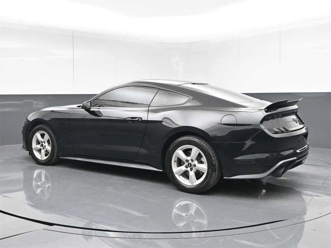 Used 2018 Ford Mustang Coupe RWD image 7