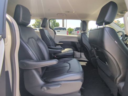 Used 2024 Chrysler Pacifica Limited FWD image 11