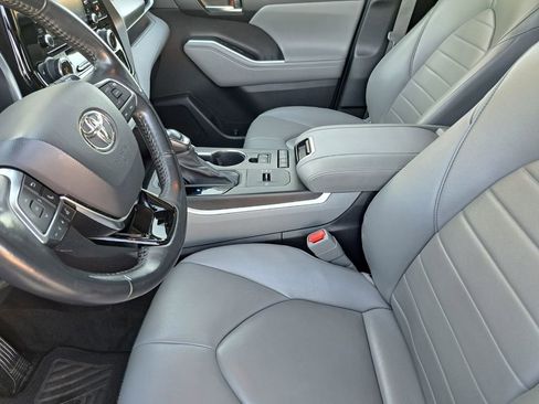 Used 2021 Toyota Highlander XLE image 19