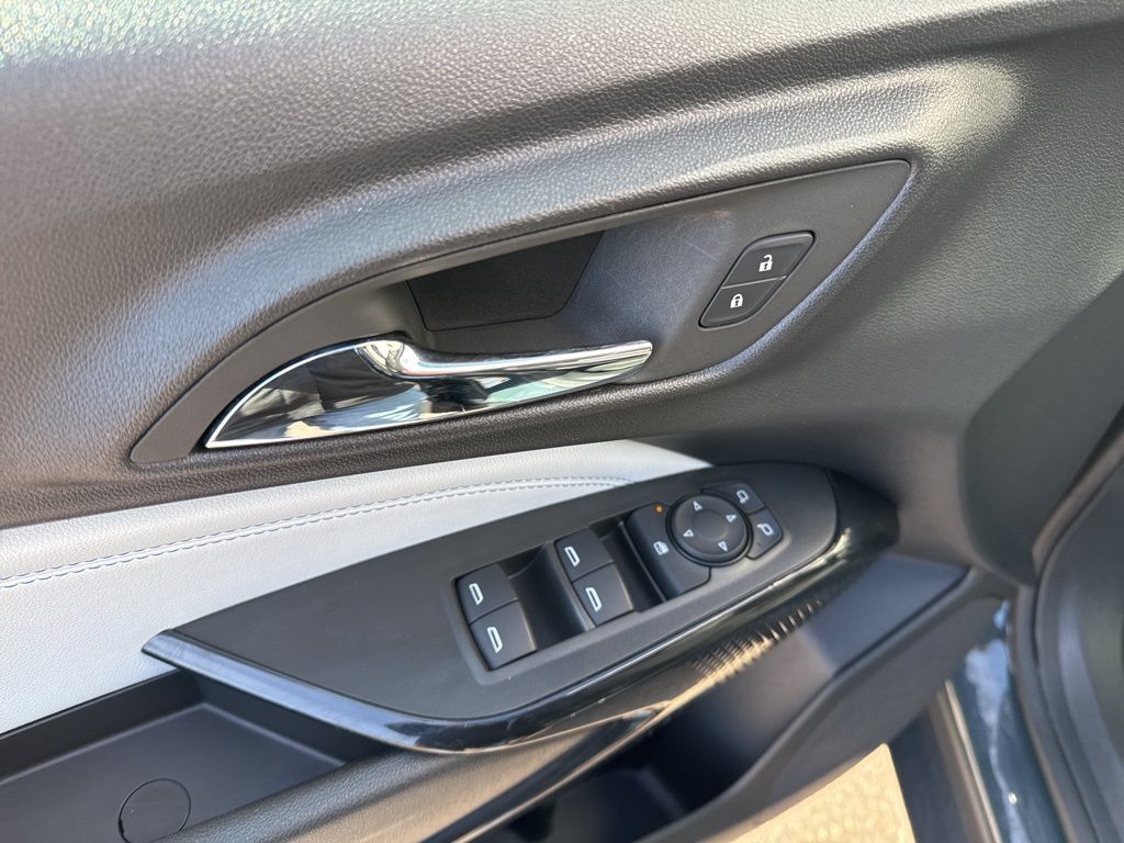 Used 2025 Chevrolet Trax LT FWD image 8