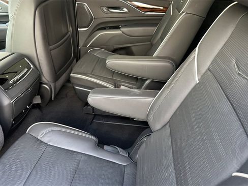 Used 2022 Cadillac Escalade Premium Luxury image 5