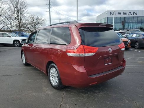 Used 2014 Toyota Sienna XLE image 3