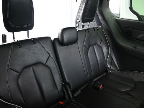 Used 2025 Chrysler Pacifica Limited FWD image 29