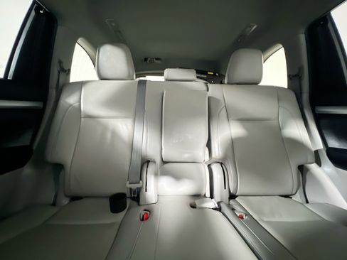 Used 2019 Toyota Highlander XLE image 33