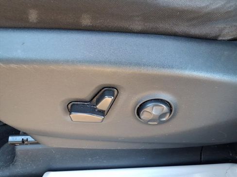 Used 2022 Chrysler Voyager LX image 12