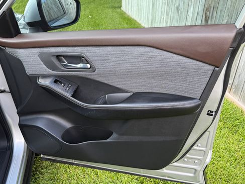 Used 2023 Nissan Rogue SV image 16