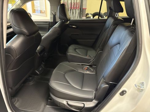 Used 2022 Toyota Highlander XLE image 25